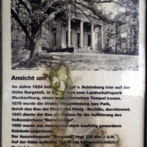 Infotafel an der Wallanlage "Burgstall" zwischen Wechselburg und Fischheim