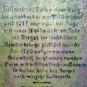 Gedenkstein mit Inschrift am Schlossberg Geringswalde (Raubschloss/Altes Schloss/Hauskellerberg)